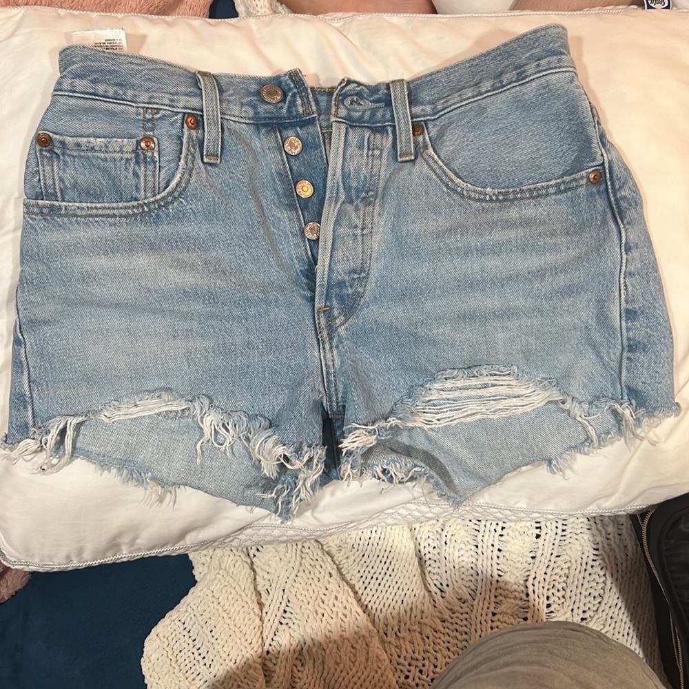 Levi’s jean shorts size W26